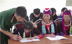 Lớp học tiếng Việt cho đồng bào Dao ở bản biên giới Pò Hèn