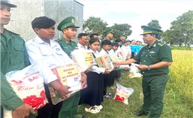 Đồn Biên phòng Phú Mỹ trao học bổng Dự án “Cán bộ, chiến sĩ Quân đội nâng bước em đến trường”