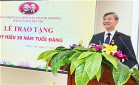 Trao tặng Huy hiệu 30 năm tuổi Đảng cho Trưởng Ban Dân tộc tỉnh Thanh Hóa