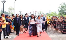 Phu nhân Thủ tướng Việt Nam và Nhật Bản thăm Làng Văn hóa-Du lịch các dân tộc