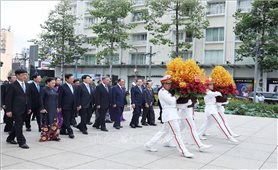 Lãnh đạo Đảng, Nhà nước dâng hương tưởng nhớ Chủ tịch Hồ Chí Minh và Chủ tịch Tôn Đức Thắng