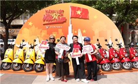 Người dân TP.HCM hào hứng “check in” tại triển lãm “50 Hành trình - Một Tương lai Xanh” của VinFast