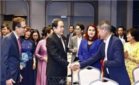 Chủ tịch Quốc hội Trần Thanh Mẫn gặp gỡ cộng đồng người Việt Nam tại Uzbekistan