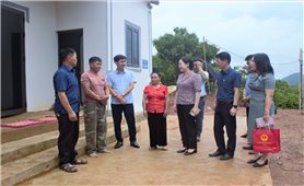 Thứ trưởng Bộ Dân tộc và Tôn giáo Nông Thị Hà thăm, tặng quà hộ xóa nhà tạm, nhà dột nát tại Sơn La