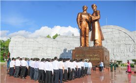 Bình Định: Lãnh đạo tỉnh dâng hoa tại Tượng đài Nguyễn Sinh Sắc - Nguyễn Tất Thành