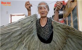 Người phụ nữ hơn 50 năm giữ nghề chằm áo tơi
