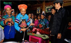 Lễ Trao tơ hồng của Người Phù Lá
