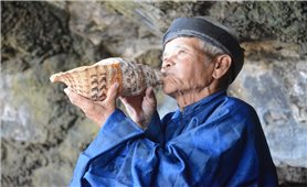 Người thổi ốc u ở Lý Sơn