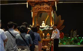 Hàng nghìn tăng ni, phật tử, người dân đến chùa Thanh Tâm xếp hàng chiêm bái Xá lợi Đức Phật
