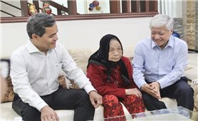 Chủ tịch Ủy ban Trung ương MTTQ Việt Nam Đỗ Văn Chiến thăm hỏi, tặng quà Mẹ Việt Nam Anh hùng Lê Thị Thọ