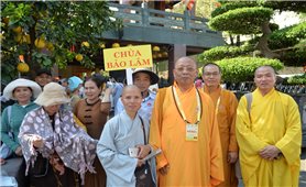 Hàng chục ngàn du khách, phật tử đến Việt Nam Quốc Tự chiêm bái Xá lợi trái tim Bồ Tát Thích Quảng Đức