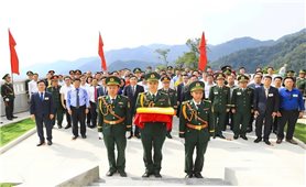 Điện Biên: Linh thiêng Lễ Thượng cờ và gắn biển công trình Cột cờ A Pa Chải