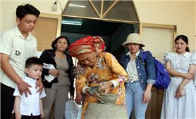Người góp phần giữ lửa gốm Chăm Bàu Trúc