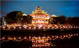 Đông đảo phật tử và người dân về chùa Pháp Hoa thả hoa đăng mừng Đại lễ Phật đản