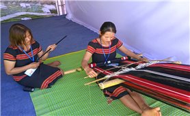 Thổ cẩm Xơ Đăng rực rỡ trên vùng cao Trà Mai