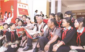 Người có uy tín làng Bua học theo Bác Hồ