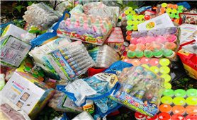 Gia Lai: Hàng trăm gói kẹo, đồ chơi nhựa bị vứt bỏ ở các bãi rác