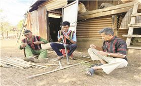Già làng “giữ lửa” nghề xưa