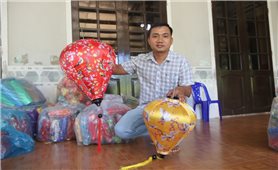 9X bỏ phố về quê, đưa đèn lồng phố Hội ra thế giới