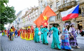 Rực rỡ sắc màu Việt trong Ngày Văn hóa các Dân tộc Thiểu số tại Praha