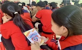 Văn Lãng (Lạng Sơn): Phát miễn phí hàng chục nghìn tờ rơi và tài liệu tuyên truyền phòng chống tảo hôn