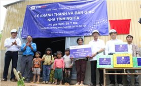 PC Kon Tum trao tặng nhà tình nghĩa cho 5 hộ đồng bào Xơ Đăng có hoàn cảnh khó khăn