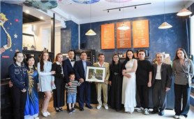 Thủ tướng Phạm Minh Chính và Phu nhân thăm gia đình người Việt Nam ở Tallinn