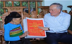 Phó Thủ tướng Thường trực Nguyễn Hòa Bình thăm, tặng quà người có công tại Thanh Hóa