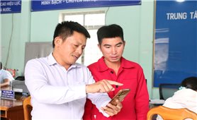 Quảng Ngãi: Cán bộ xuống tận thôn, đến tận nhà giúp đồng bào DTTS làm thủ tục hành chính
