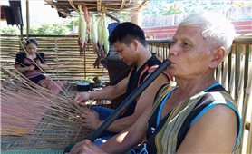 Người Ve với tiếng sáo của vang lên cùng thời gian...