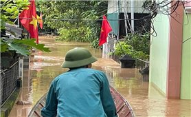 Nước lũ lên nhanh, nhiều xã ở miền Tây Nghệ An chìm trong biển nước