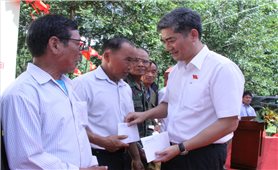 Hàng trăm phần quà tặng người nghèo và Người có uy tín nơi chiến khu cách mạng Cư Pui