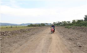 Gia đình hiến một phần đất, cả buôn có đường rộng rãi, khang trang