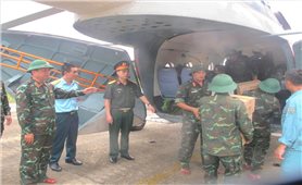 Quân đội điều trực thăng bay cứu trợ khẩn cấp người dân các bản bị cô lập ở Nghệ An