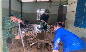 Bộ đội đến từng nhà hỗ trợ người dân vùng lũ