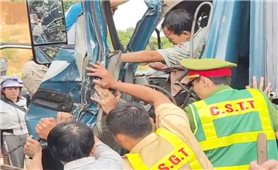 Quảng Ngãi: Hai xe tải tông nhau, tài xế kẹt trong ca bin