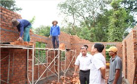 “Thay áo” mới cho những căn nhà tạm ở Đắk Lắk