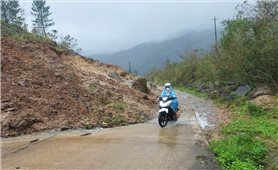 Nhiều đường giao thông tại xã vùng cao Măng Ri bị sạt lở, nguy cơ đứt gãy