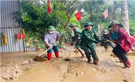 Những bước chân vội vã trong nước lũ