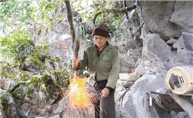 Búa rèn là tiếng của bản, lửa lò là lửa của tổ tiên để lại