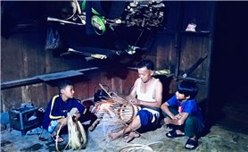 Người Cơ Tu duy nhất biết đan mâm cơm ở Công Dồn