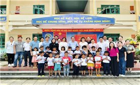 Hỗ trợ, nâng bước học sinh DTTS vùng khó khăn Trà Bồng, Cà Đam đến trường