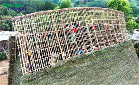 Đồng bào Xơ Đăng làng Kon Teo Đăk Lấp chung tay sửa chữa lại nhà rông truyền thống