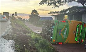 Xe khách giường nằm bất ngờ lật nghiêng, nhiều người bị thương