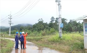 Công ty Điện lực Quảng Ngãi đáp ứng nhu cầu sử dụng điện cho người dân vùng biên tỉnh Ắt-ta-pư, nước bạn Lào