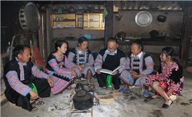 Người có uy tín giữ gìn bản sắc văn hóa dân tộc