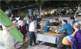 Huy động xe máy, xe ba gác di tản người dân tránh bão số 5