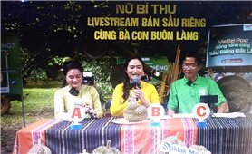 Lần đầu tiên nữ Bí thư lên sóng trực tuyến cùng bà con bán sầu riêng