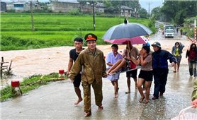 Đưa sản phụ vượt lũ đến bệnh viện an toàn, bé trai chào đời khỏe mạnh, nặng 3,7kg