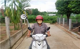 Xúc động hình ảnh Trưởng thôn chạy xe máy phát loa tuyên truyền phòng chống dịch tả lợn châu Phi